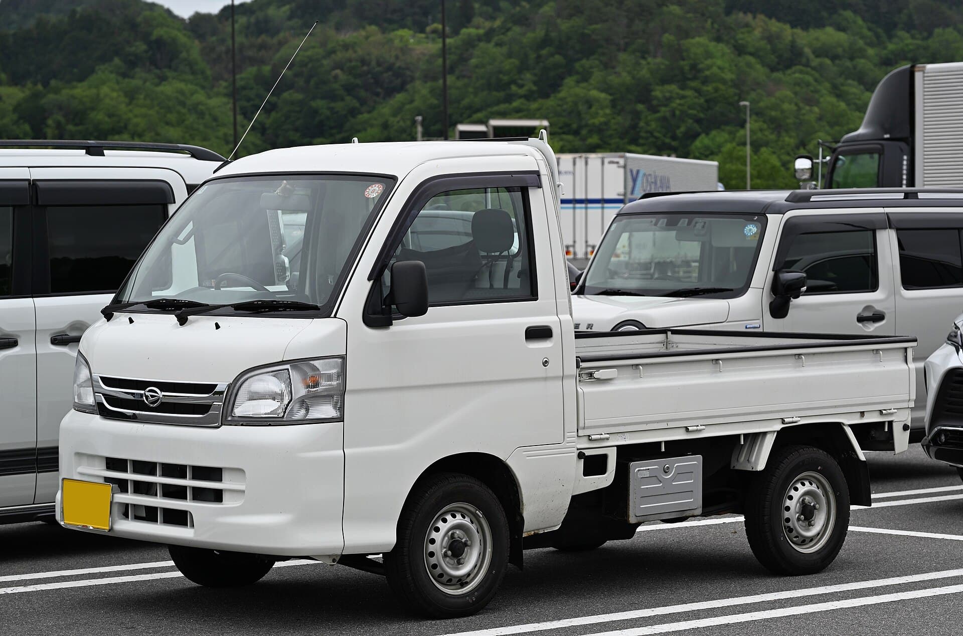 Daihatsu Hijet kei truck, front three-quarter view