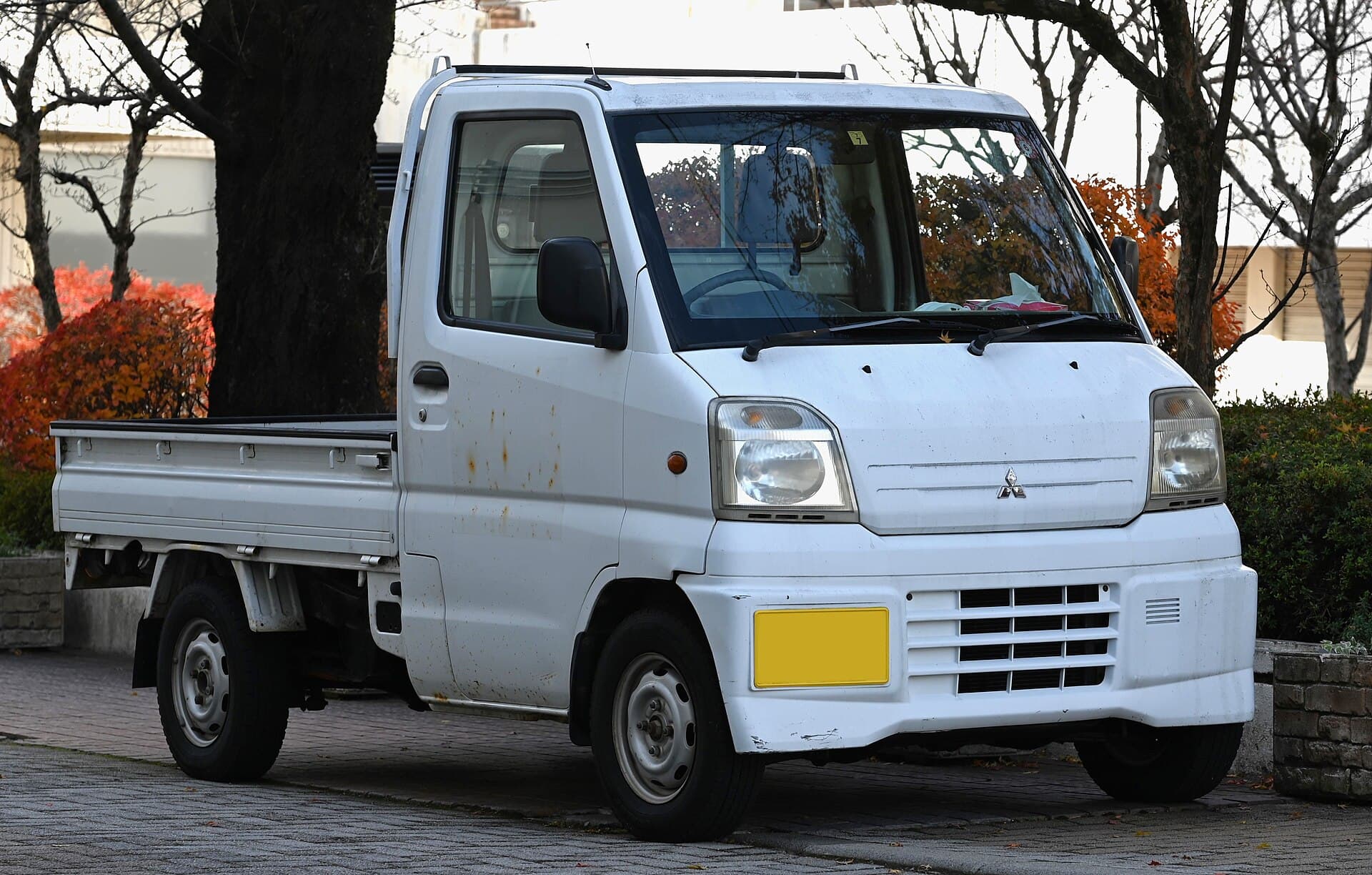 Mitsubishi Minicab kei truck, front three-quarter view